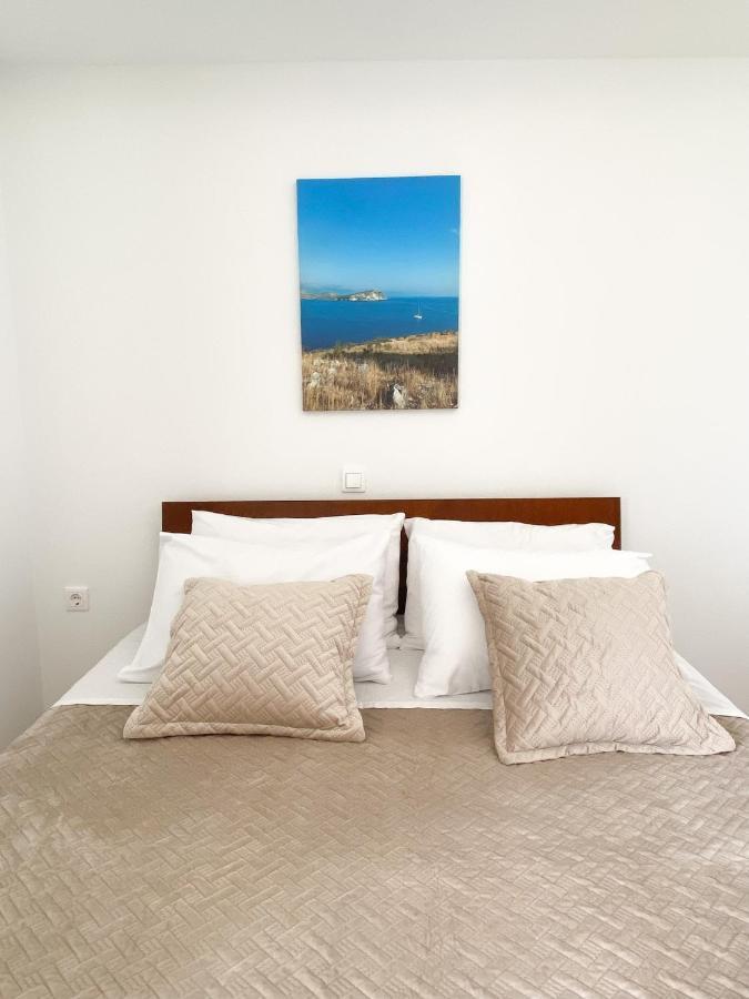 Acta's * Himare